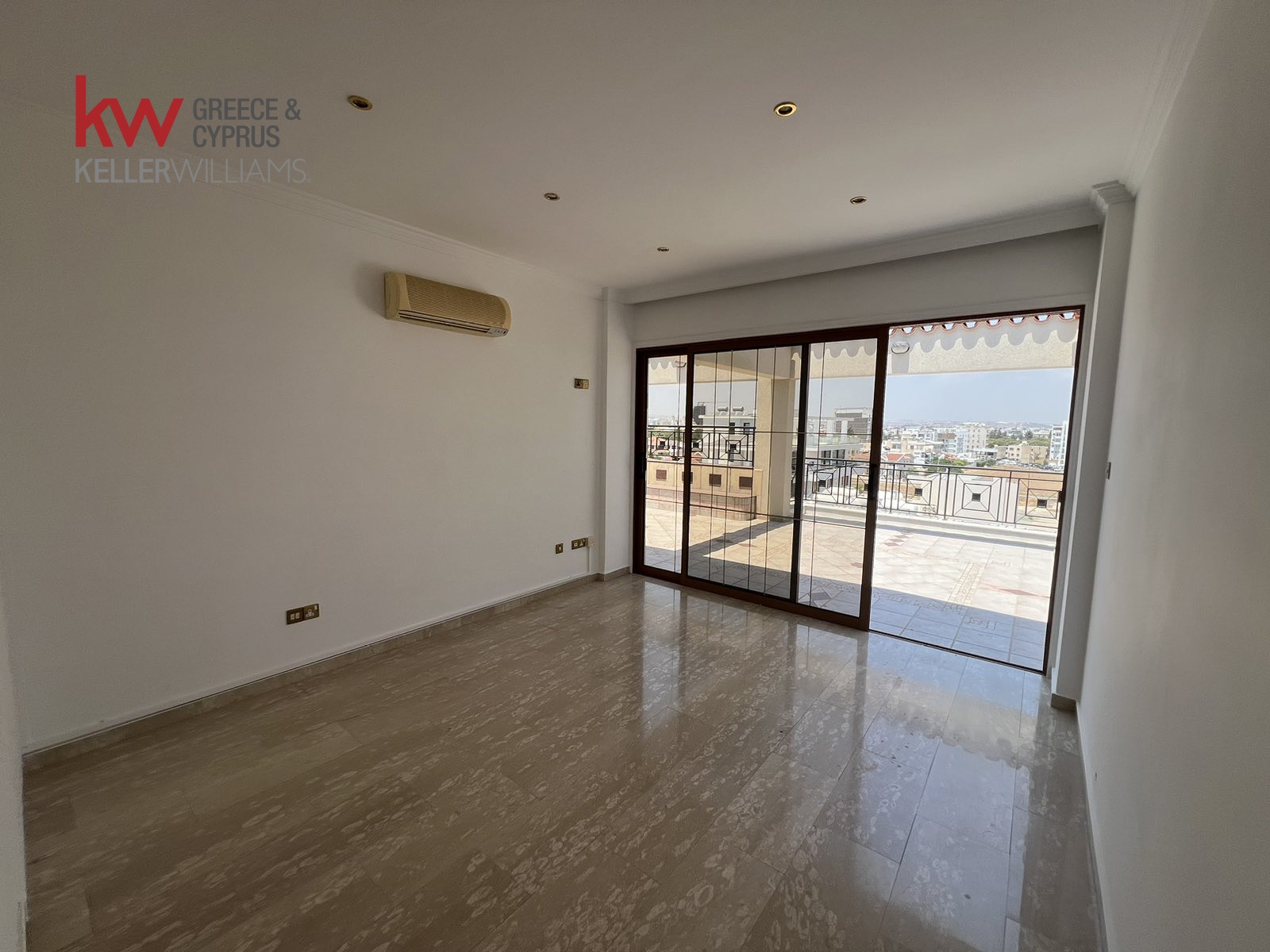 Офис 200м2 в Ларнака, Кипр № 39810