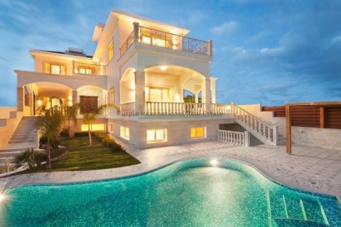 4 bedrooms Villa in Agios Tychonas, Limassol, No. 37812