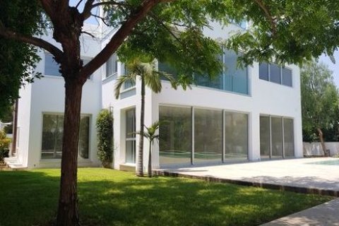 5 bedrooms Villa in Limassol, No. 46092 4