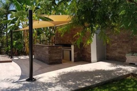 5 bedrooms Villa in Limassol, No. 46092 7