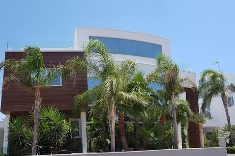 5 bedrooms Villa in Limassol,  No. 46092