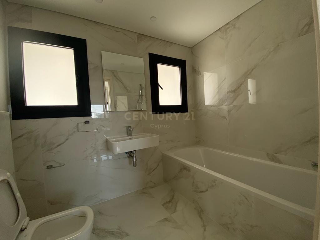 3 bedrooms Apartment in Germasogeia, Limassol, Cyprus No. 55801