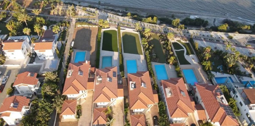 5 bedrooms Villa in Pervolia, Larnaka,  No. 46199