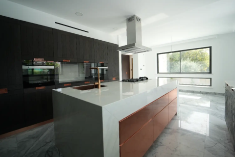 Вилла с 6 спальнями в Лимассол, Лимасол,  № 48551