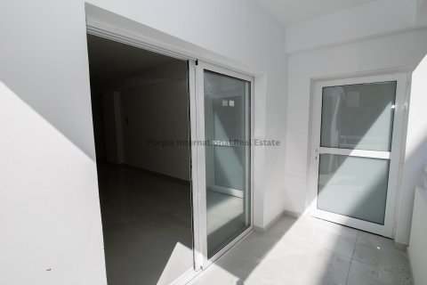 2 bedrooms Apartment in Larnaca, Larnaka, Cyprus No. 37633 7