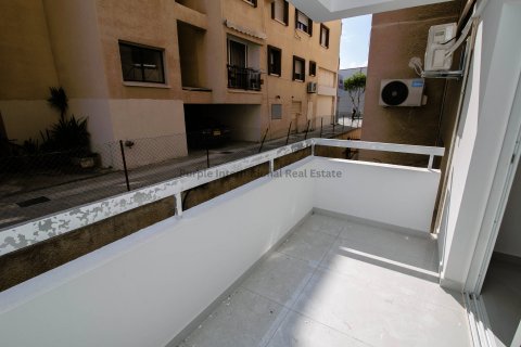 2 bedrooms Apartment in Larnaca, Larnaka, Cyprus No. 37633 3
