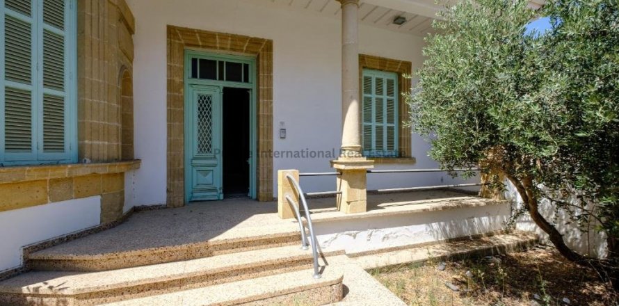 4 bedrooms Villa in Larnaka, Cyprus No. 37632