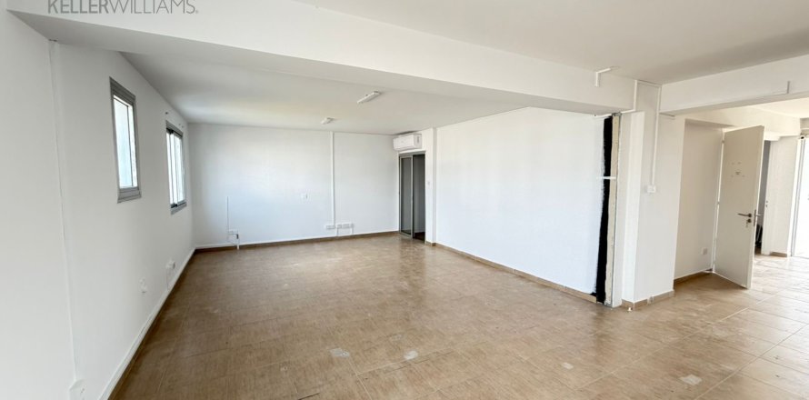 120m2 Oficina en Larnaka,  No. 51832