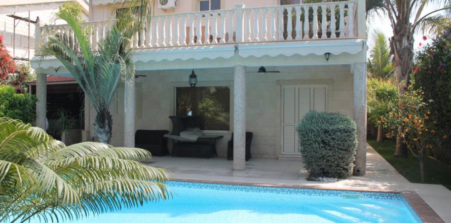 Вилла с 4 спальнями в Лимассол, Лимасол,  № 38326