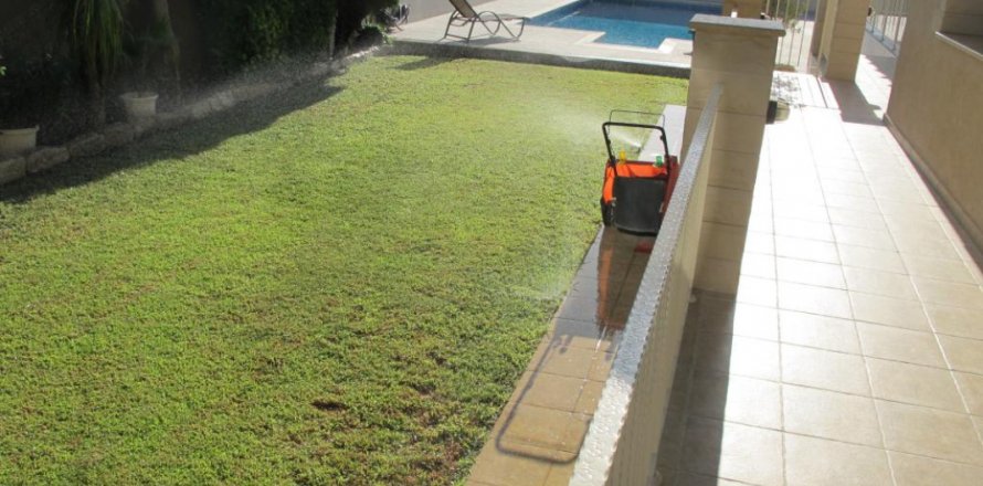 Вилла с 5 спальнями в Лимассол, Лимасол,  № 38320