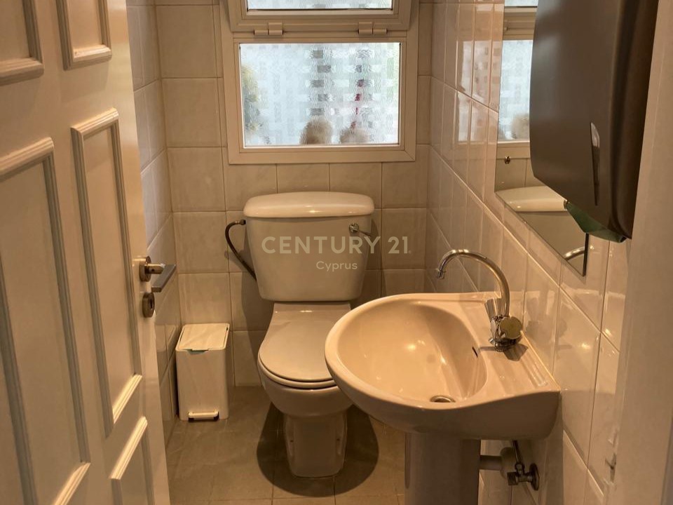 Офис 21м2 в Лимассол, Лимасол, Кипр № 57243