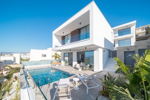 3 bedrooms Villa in Chloraka, Paphos, Cyprus No. 37581 1