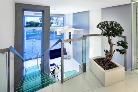 183m2 Commercial property in Limassol,  No. 38369 4