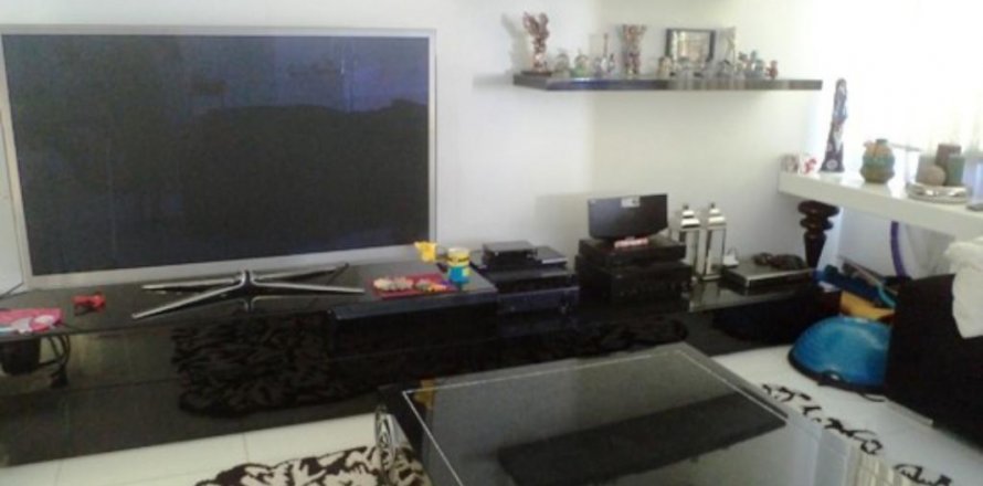 5 bedrooms Villa in Limassol,  No. 38373