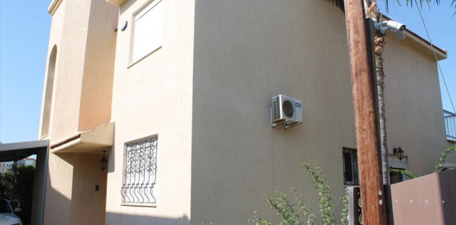 Вилла с 4 спальнями в Лимассол, Лимасол,  № 38335