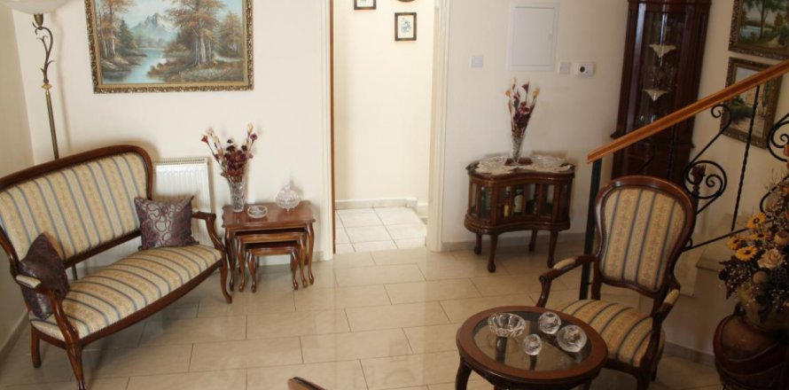 Вилла с 4 спальнями в Лимассол, Лимасол,  № 38336