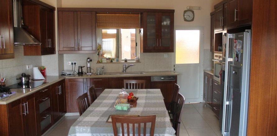 5 bedrooms Villa in Limassol,  No. 38334