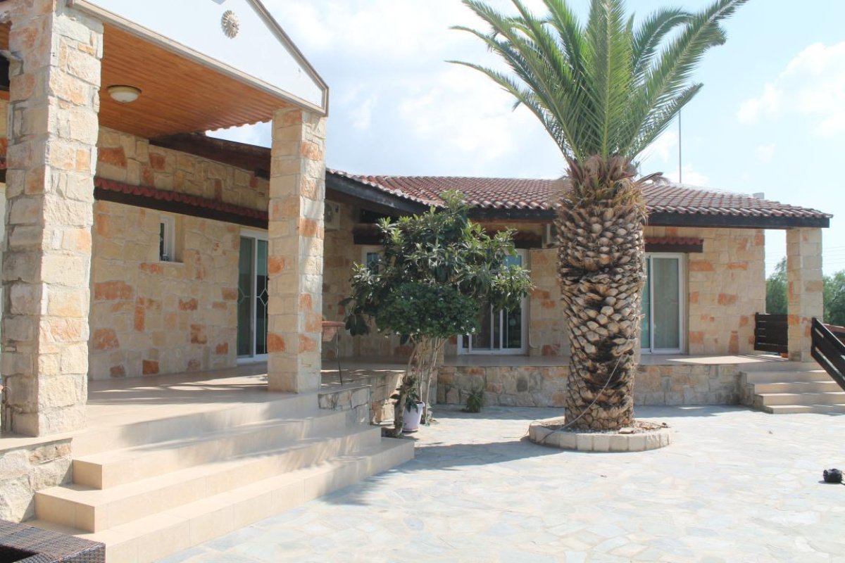 5 bedrooms Villa in Limassol, Cyprus No. 38345