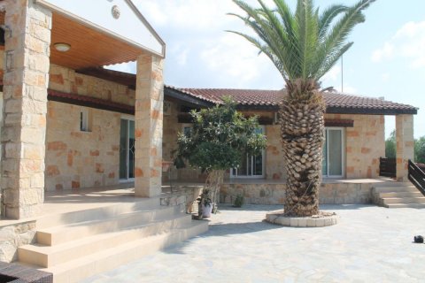 5 bedrooms Villa in Limassol,  No. 38345 3