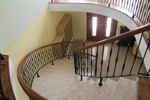 5 bedrooms Villa in Limassol,  No. 38347 15