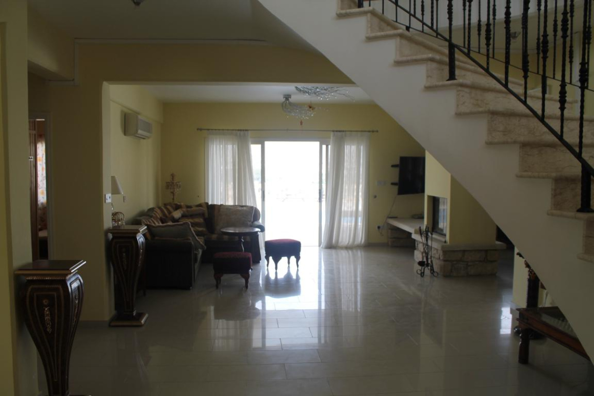 5 bedrooms Villa in Limassol, Cyprus No. 38347