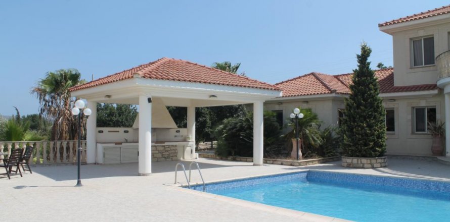5 bedrooms Villa in Limassol,  No. 38347
