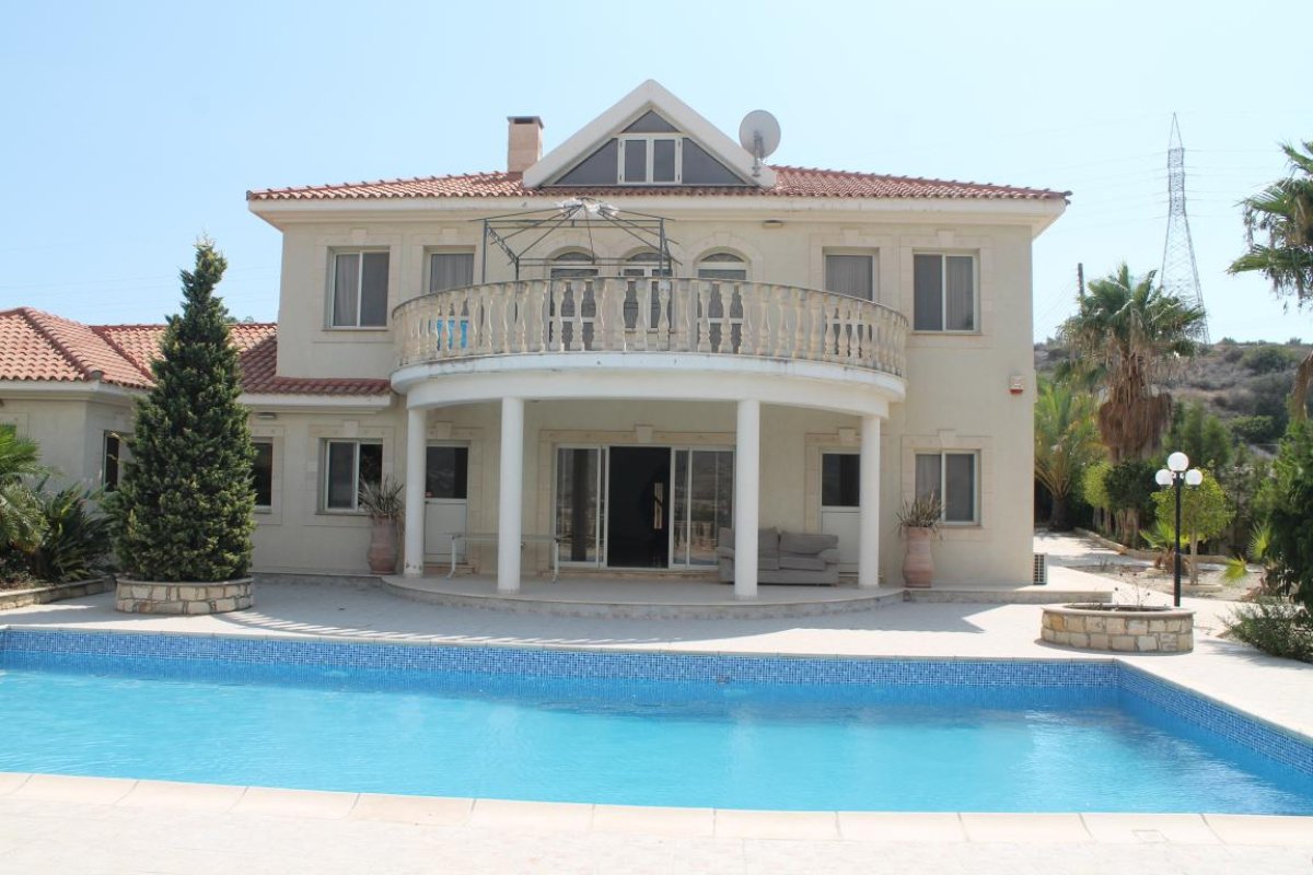 5 bedrooms Villa in Limassol, Cyprus No. 38347
