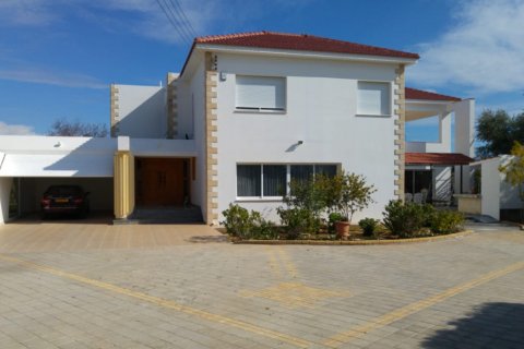 3 bedrooms Villa in Limassol,  No. 38337