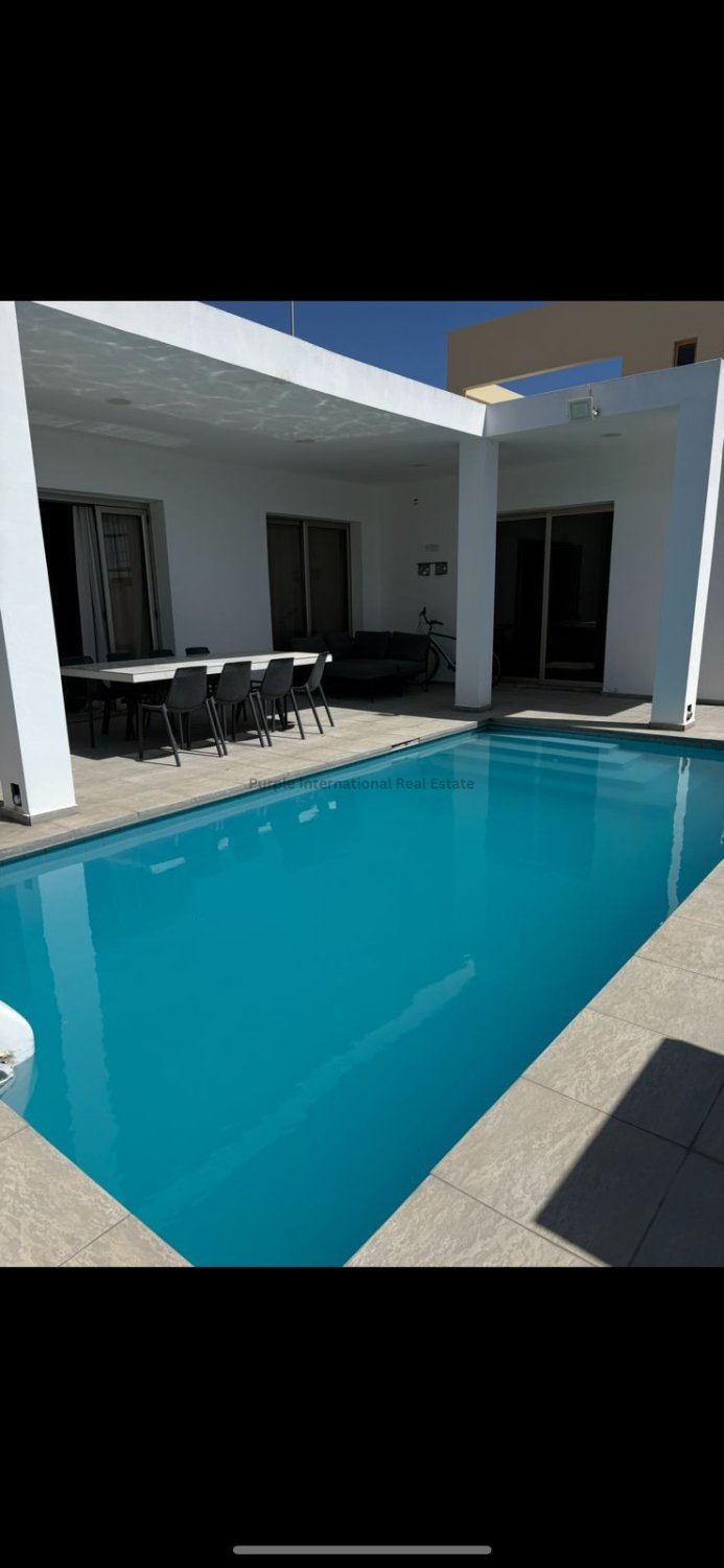 4 bedrooms Villa in Dromolaxia, Larnaka, Cyprus No. 58538