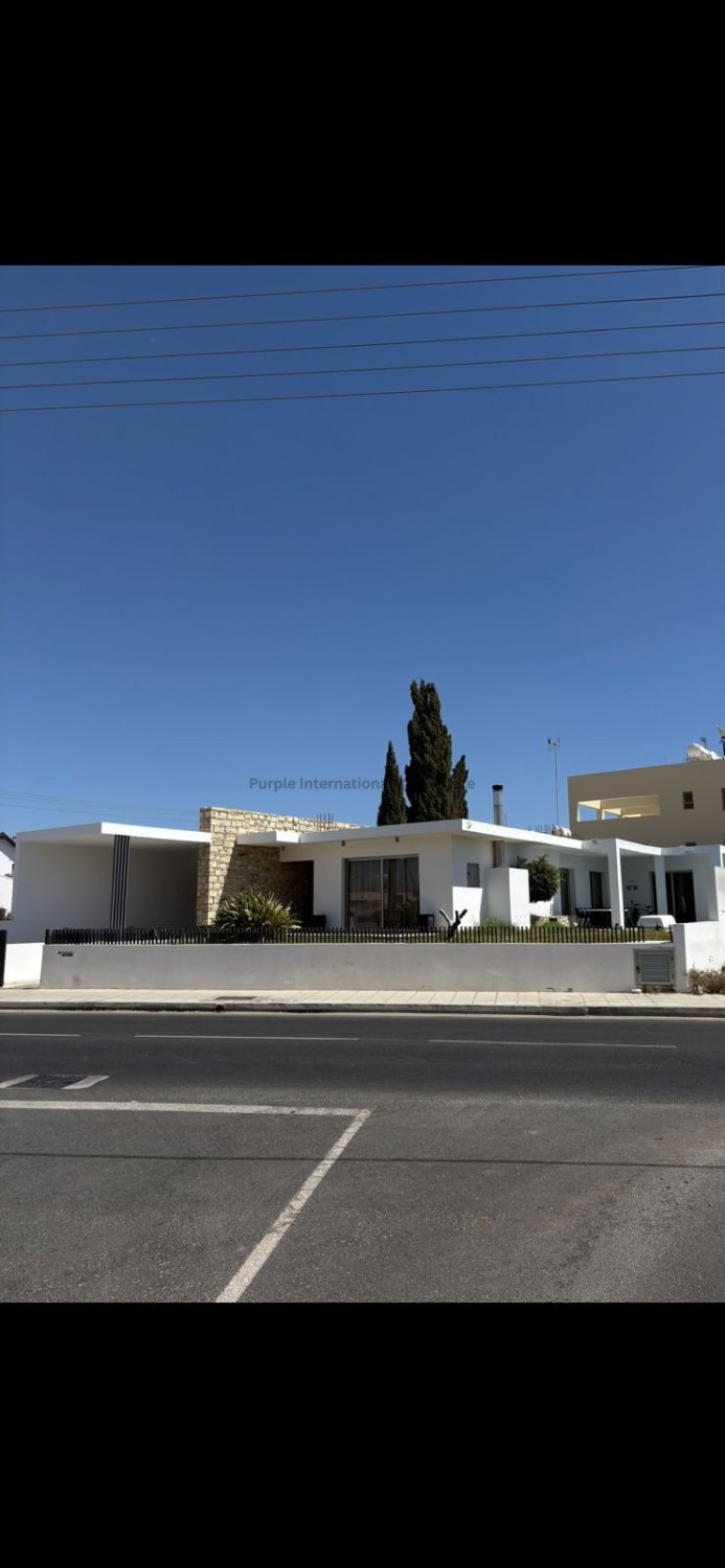 4 bedrooms Villa in Dromolaxia, Larnaka, Cyprus No. 58538