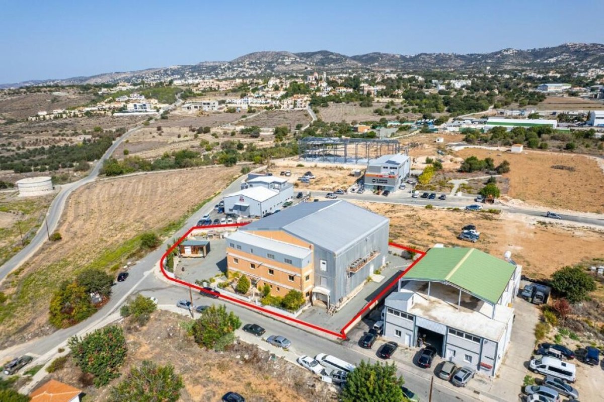 1375m2 Local comercial en Paphos, Chipre No. 37948