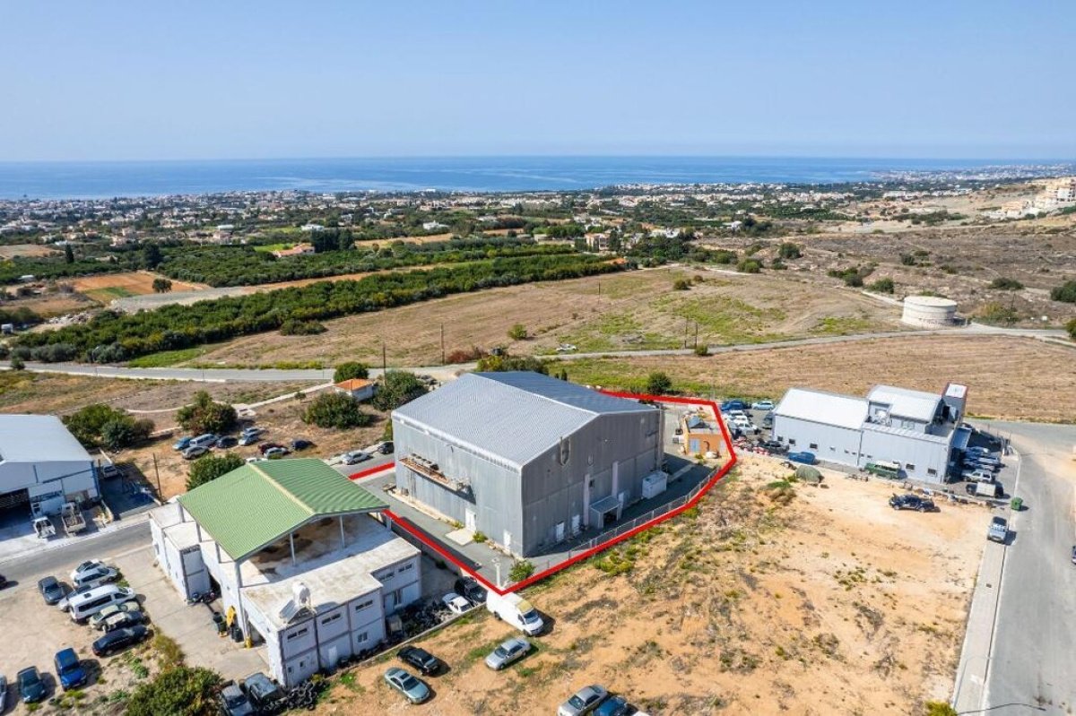 1375m2 Local comercial en Paphos, Chipre No. 37948