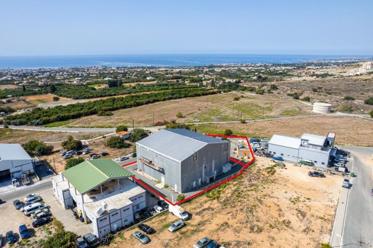 1375m2 Local comercial en Paphos, Chipre No. 37948