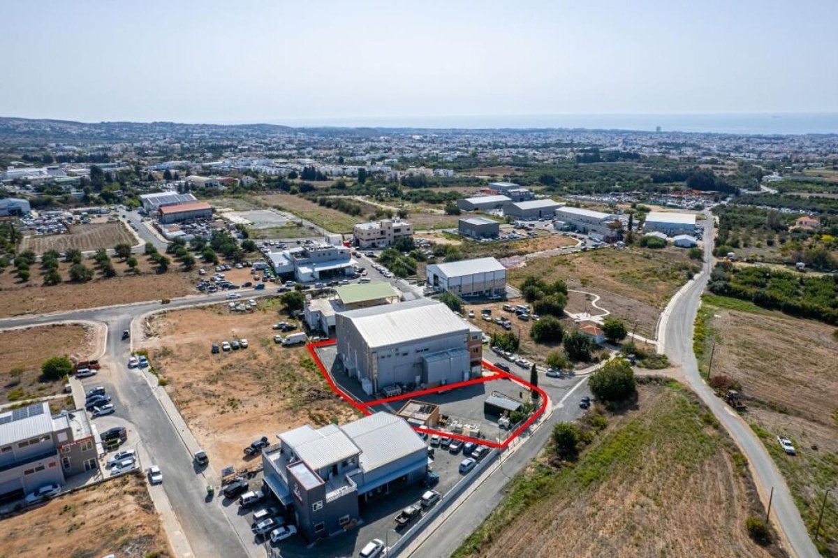 1375m2 Local comercial en Paphos, Chipre No. 37948