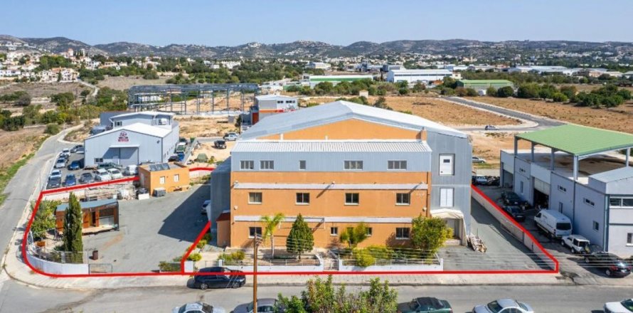 1375m2 Propriété commerciale à Paphos,  No. 37948