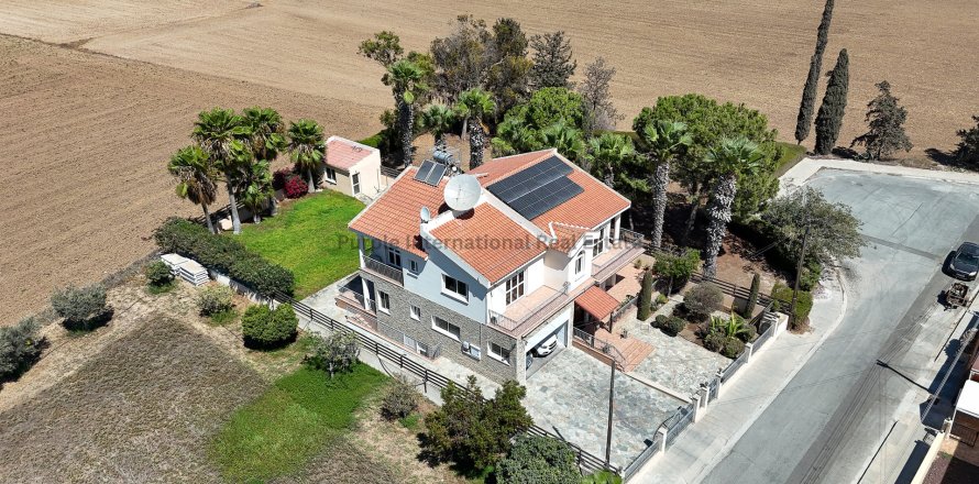 Вилла с 4 спальнями в Кити, Ларнака,  № 39026