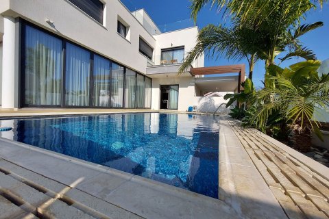 4 bedrooms Villa in Limassol,  No. 44807 3