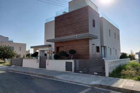 4 bedrooms Villa in Limassol,  No. 44807 2