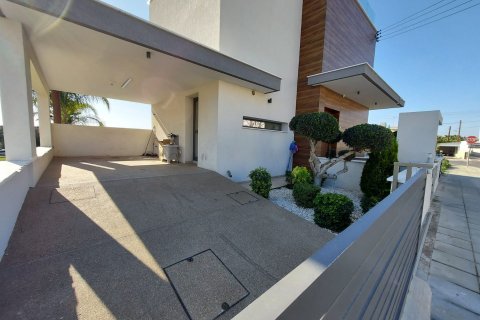 4 bedrooms Villa in Limassol,  No. 44807 5