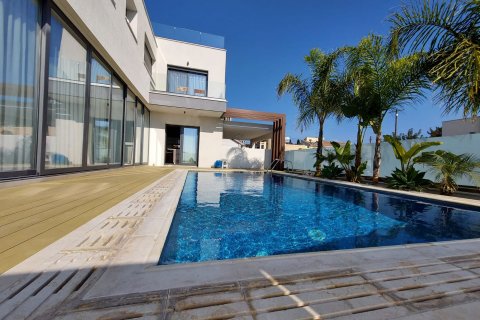 4 bedrooms Villa in Limassol,  No. 44807 4