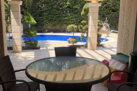 4 bedrooms Villa in Limassol,  No. 44806 13