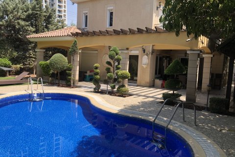4 bedrooms Villa in Limassol,  No. 44806 2