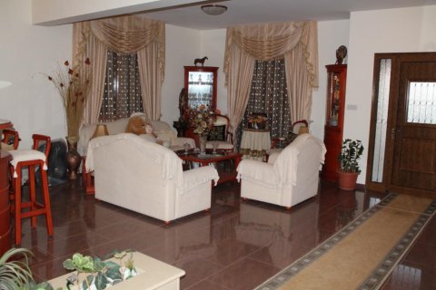 3 bedrooms Villa in Limassol,  No. 38386 2