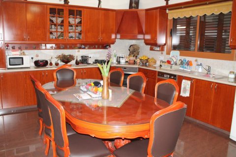 3 bedrooms Villa in Limassol,  No. 38386 7