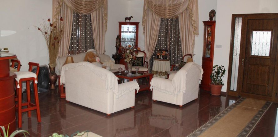 3 bedrooms Villa in Limassol,  No. 38386