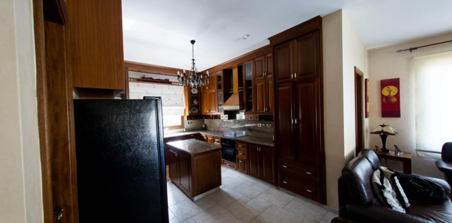 Вилла с 5 спальнями в Лимассол, Лимасол,  № 38548