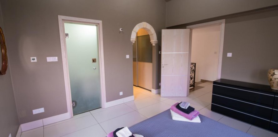 Вилла с 4 спальнями в Пафос,  № 38551