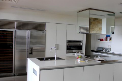 5 bedrooms Villa in Limassol,  No. 38546