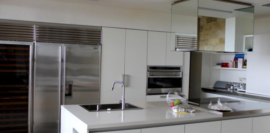 Вилла с 5 спальнями в Лимассол, Лимасол,  № 38546