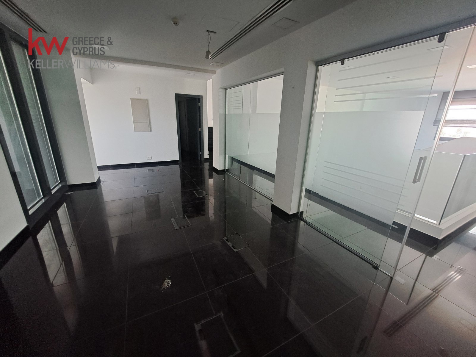 Офис с 11 комнатами в Ларнака, Кипр № 50638